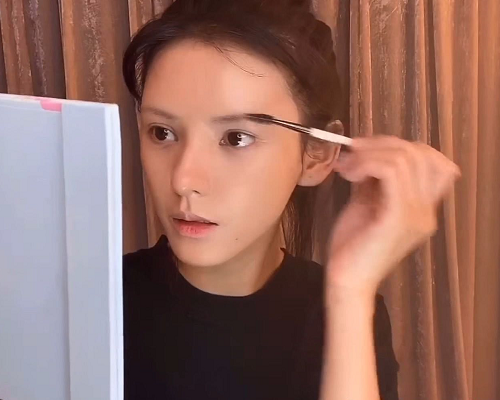 张予曦首次公开化妆过程，看清她素颜状态，没有眉毛也能这么好看