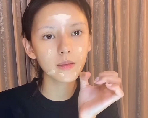 张予曦首次公开化妆过程，看清她素颜状态，没有眉毛也能这么好看