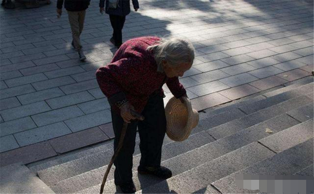 农村挺不起腰杆,驼背的老人很多,而城里却几乎没有,这