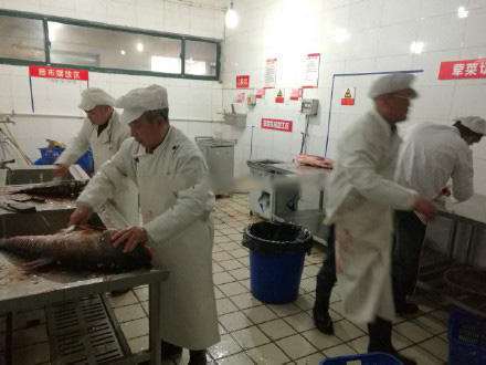 江苏高校湖中捞出一吨野生鱼 万名师生免费品