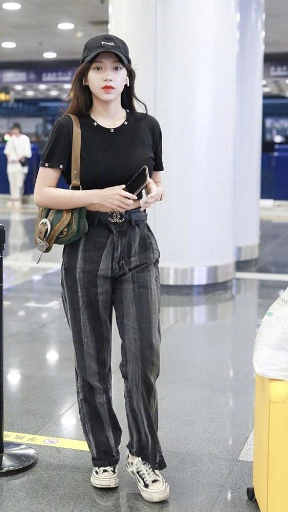 阔腿裤遮肉又显瘦,受女生们追捧,明星机场阔腿裤穿搭