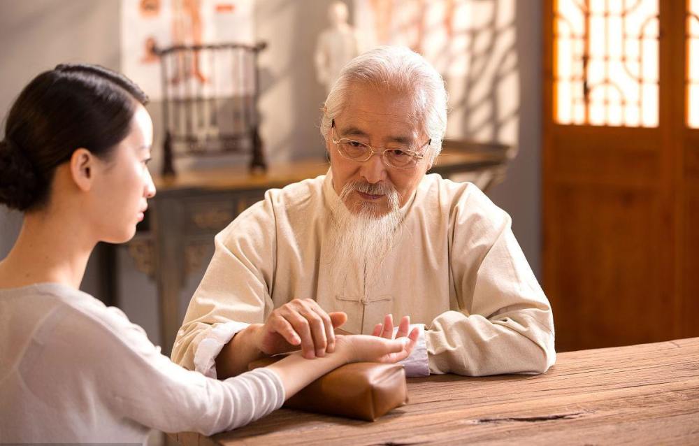 中医如果有用，古时候的皇帝就不会病死，这句话对吗？