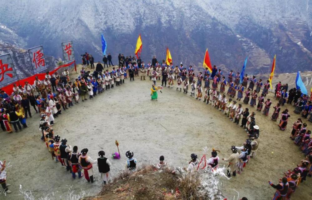 即祭山会,是羌族传统的祭拜大自然万物之神,祈祷来年吉祥平安的重要