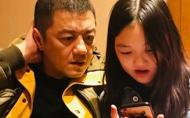 二十四孝老爸李亚鹏接女被拍,爱女心切,不离女儿左右
