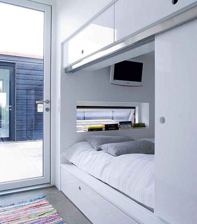 简单而优雅的封闭式结构,带有推拉门和小窗户,形成一个舒适的睡眠空间
