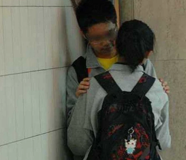 对于那些胆子较大的男生来说,遇到自己喜欢的女孩子,那绝对会主动前往