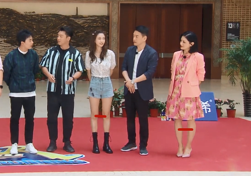 胡可和baby同台而立,两人的腿型是最大亮点,偶像和演员的区别