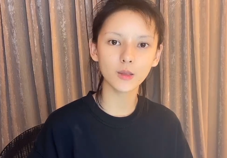 张予曦涂粉底液的方式火了，一秒上妆不是梦，但00后却不敢模仿