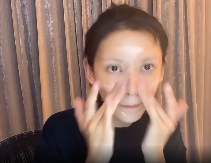 张予曦涂粉底液的方式火了，一秒上妆不是梦，但00后却不敢模仿