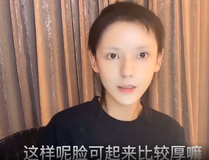 张予曦涂粉底液的方式火了，一秒上妆不是梦，但00后却不敢模仿