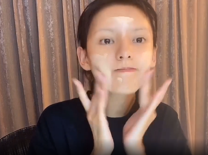 张予曦涂粉底液的方式火了，一秒上妆不是梦，但00后却不敢模仿