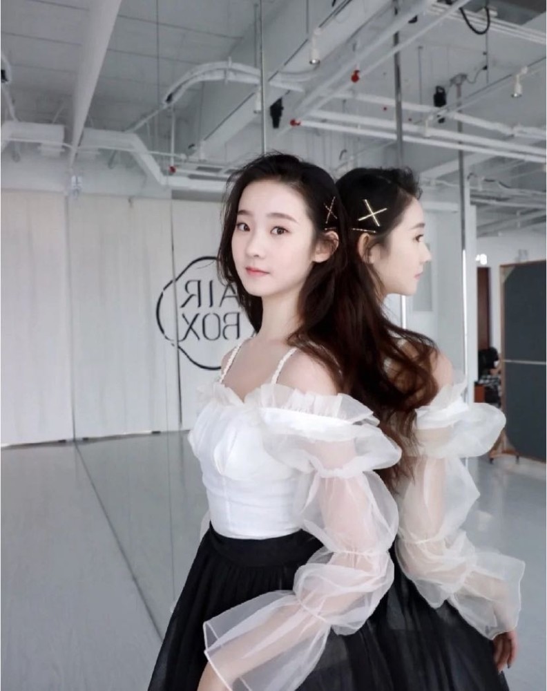 身姿也非常曼妙,原本张艺凡只是穿一条"回形针裙"却意外秀出了蚂蚁腰