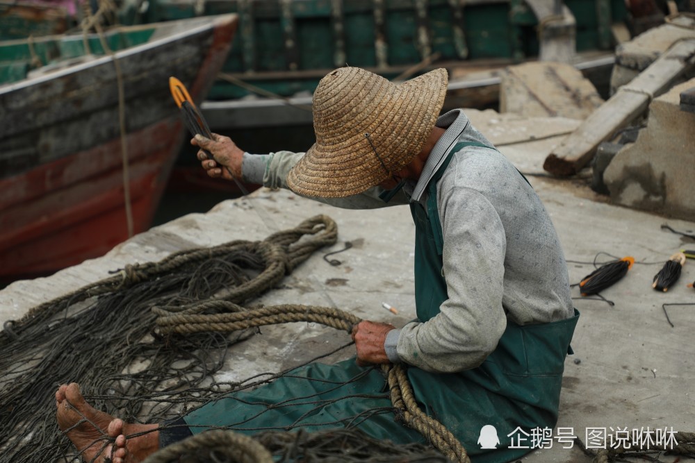 实拍海口小渔村,休渔期不出海,男人岸边修补渔网真"贤惠"