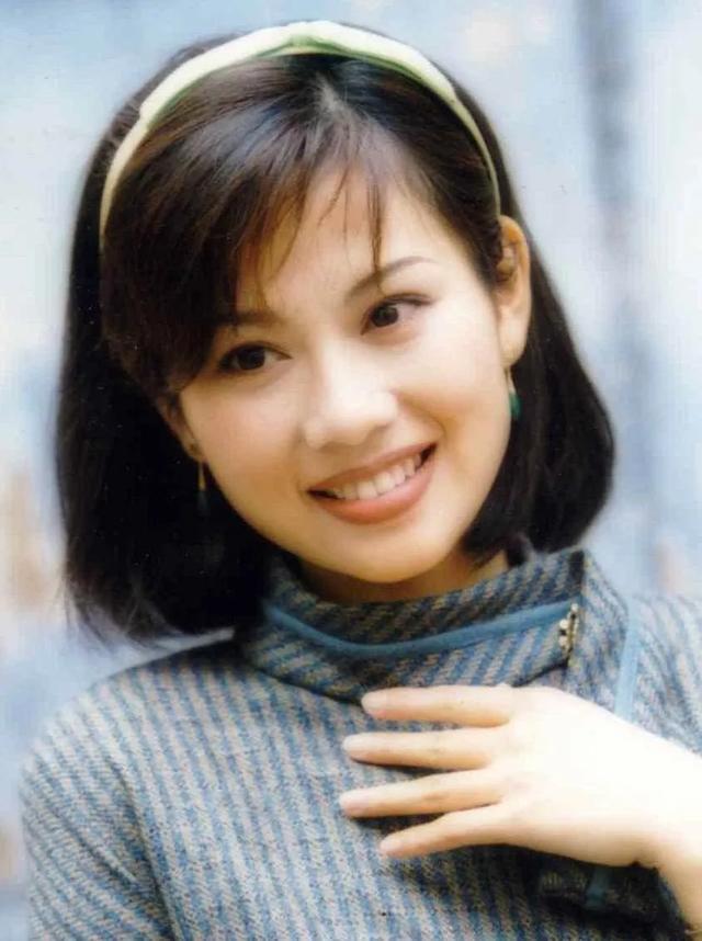 陈松伶是香港人,年轻的时候是tvb无线的当家花旦,演过不少经典港剧.