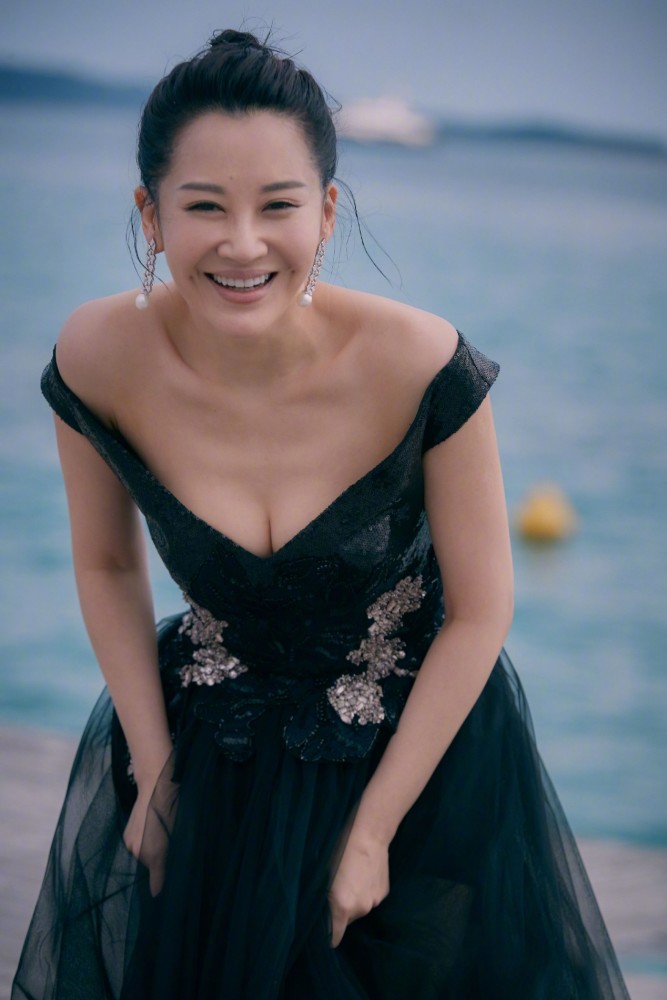 年过半百就算是老女人？50岁的许晴超年轻，锻炼瑜伽非常惬意