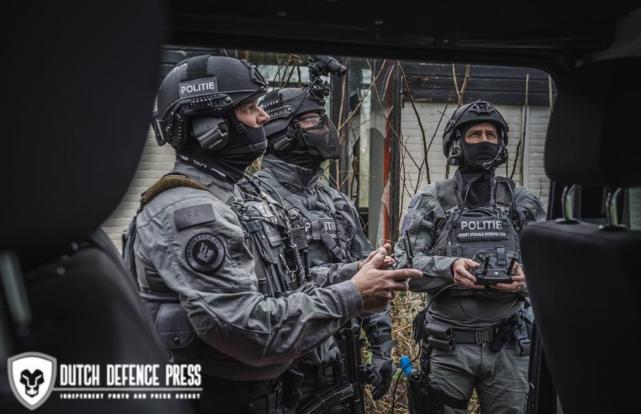 荷兰特别干预大队执行任务,全员身穿牛仔裤,战术迷彩裤难道不香吗?