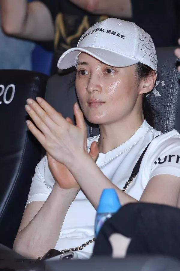 蒋勤勤纯素颜油光满面,拍照起来自带"闪光",还好脸上没啥皱纹