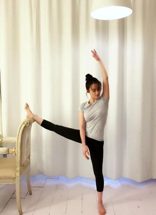 在维持身材上,蒋勤勤更是非常有一手,别看蒋勤勤现在已经结婚生子了