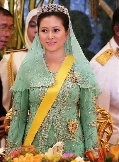 26岁美女记者嫁59岁文莱国王,颜值气质不如王后,离婚