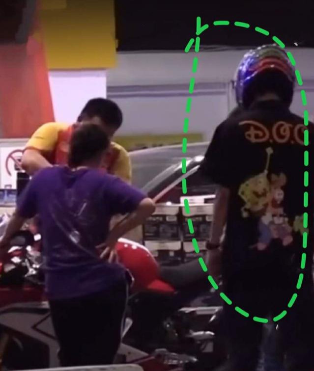 王一博肖战私下聚餐被拍,两人脸通红疑似喝酒,一前一后紧紧跟着