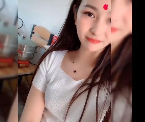 美女被母亲安排相亲,男方一直抖腿被嫌弃,网友:太美了