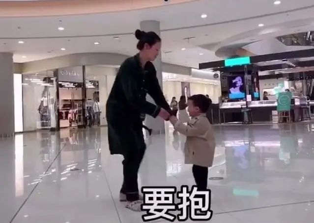 3岁萌娃要抱抱,妈妈"抽筋式"应对逗笑网友:您可真是个人才_腾讯新闻