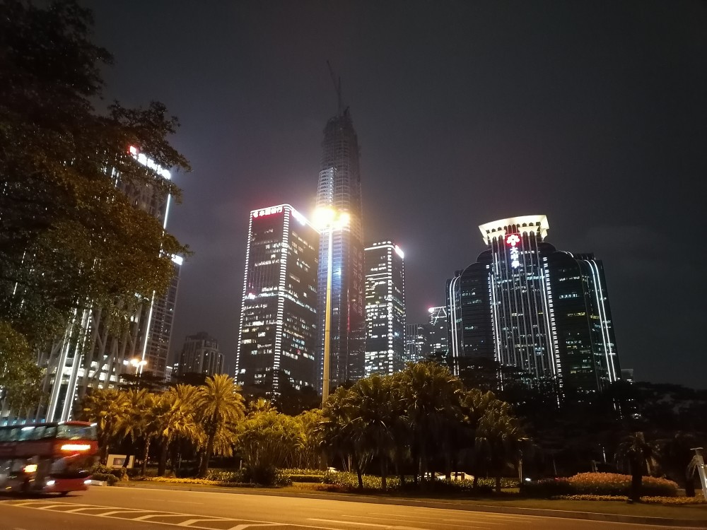 傍晚时分,路过深圳街头,直拍大都市的繁华和众生的万相