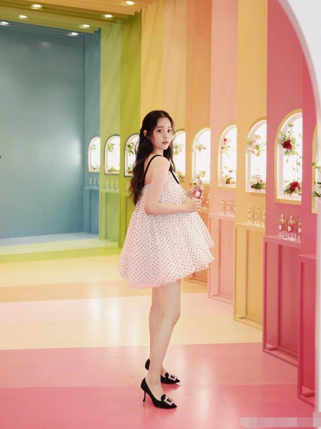 欧阳娜娜新曲吊带裙造型疑似发福 生图曝光