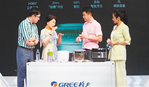 董明珠(左二)在直播中与嘉宾交流格力新款电饭煲产品功用.