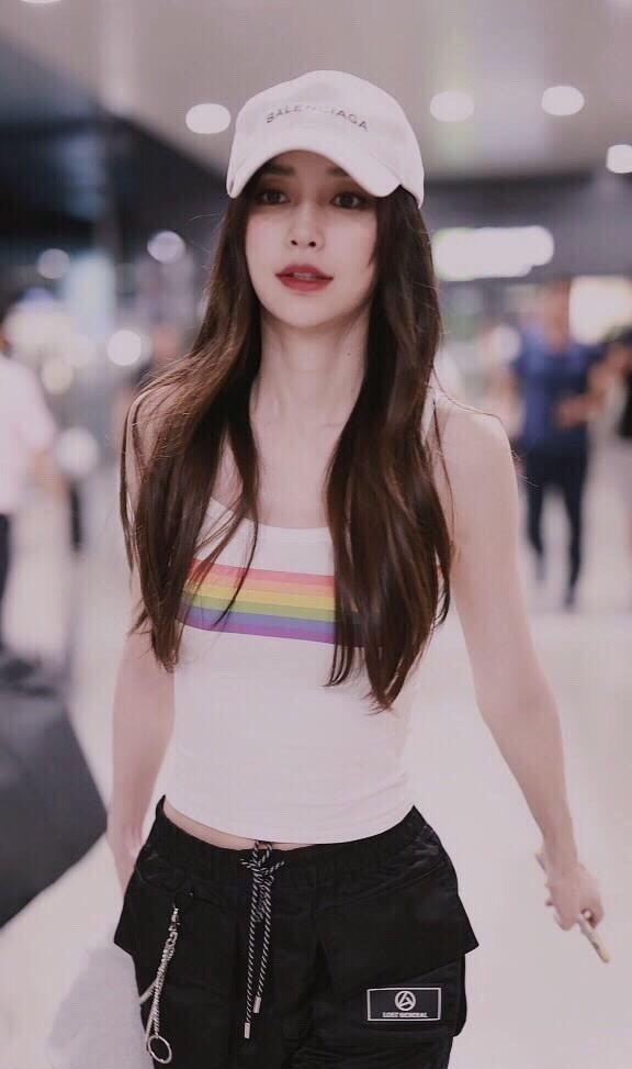 angelababy现身机场,白t搭配粉裙,少女日系浪漫无比
