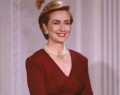 希拉里年轻时也是大美人，如今72岁挺起了大肚腩，依旧是一身霸气