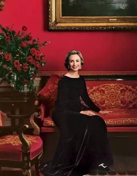 希拉里年轻时也是大美人，如今72岁挺起了大肚腩，依旧是一身霸气