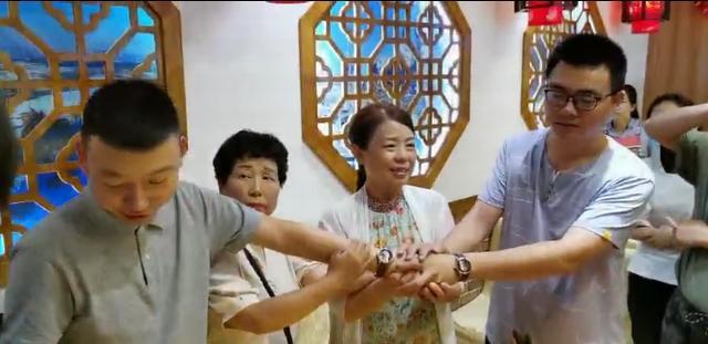错换人生28年,两兄弟相约上海团聚,共同庆生弥补遗憾