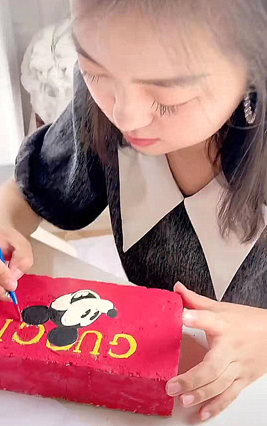 美术生用砖画“酷奇子母包”，被吐槽死要面子，成品一出：富婆的快乐！