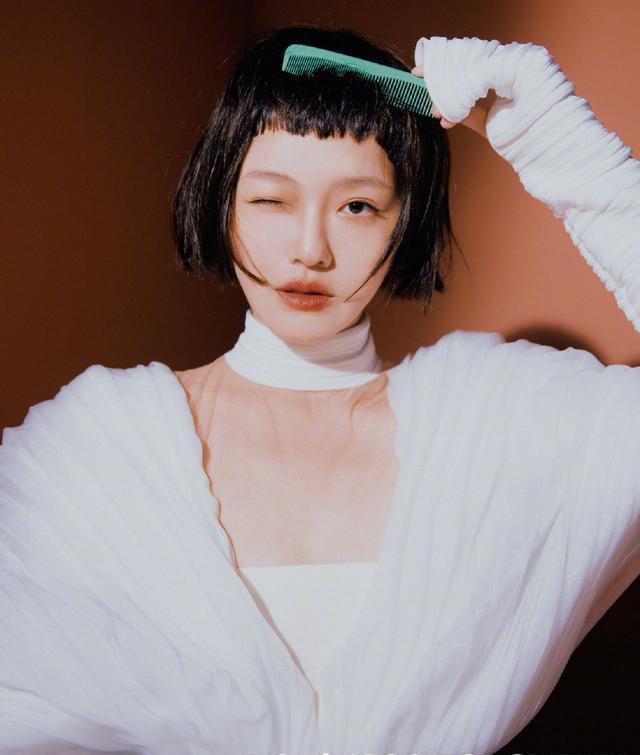齐刘海也太减龄了！女明星齐刘海造型大比拼，哪款是你的菜？