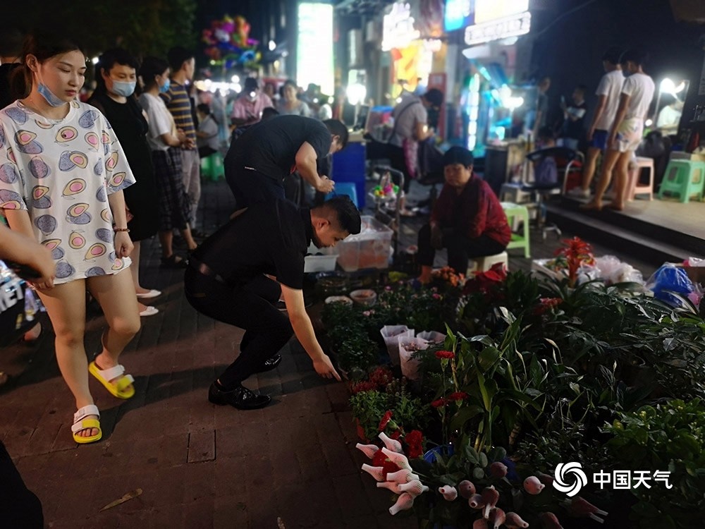 6月15日,重庆市渝北区民心佳园夜市地摊.(图/杜陈洁)