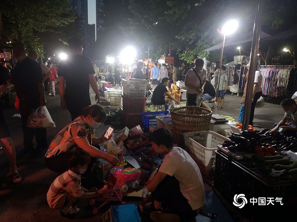 6月15日,重庆市渝北区民心佳园夜市地摊.(图/杜陈洁)
