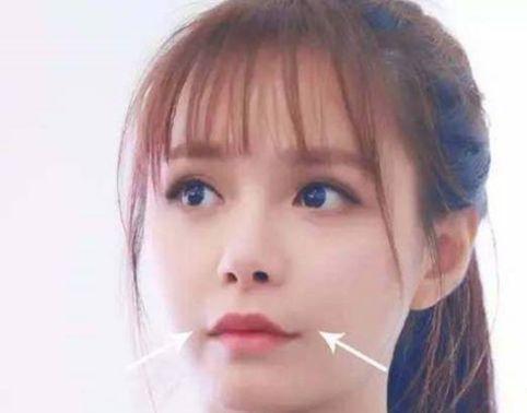 百校颜：微笑唇怎么画？眉笔勾出唇角阴影，唇妆自然不违和