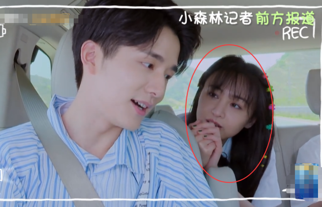 郑爽在车上凑近和张新成聊天,有谁注意谭松韵的表情?