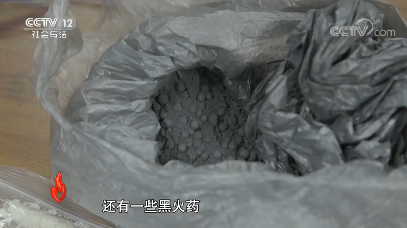 还有大量用于制作枪弹的原材料,如硝化棉,黑火药等