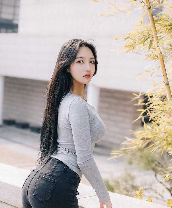 阳光下的微胖女孩