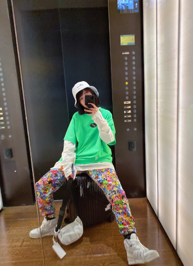 fil小白原名颜思诗,是一名真正的时尚博主,因本人不断变化的发色以及