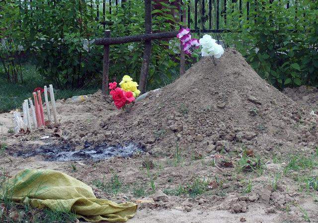 农村土葬时,棺材埋在地下,为何上面还要堆砌小土堆?