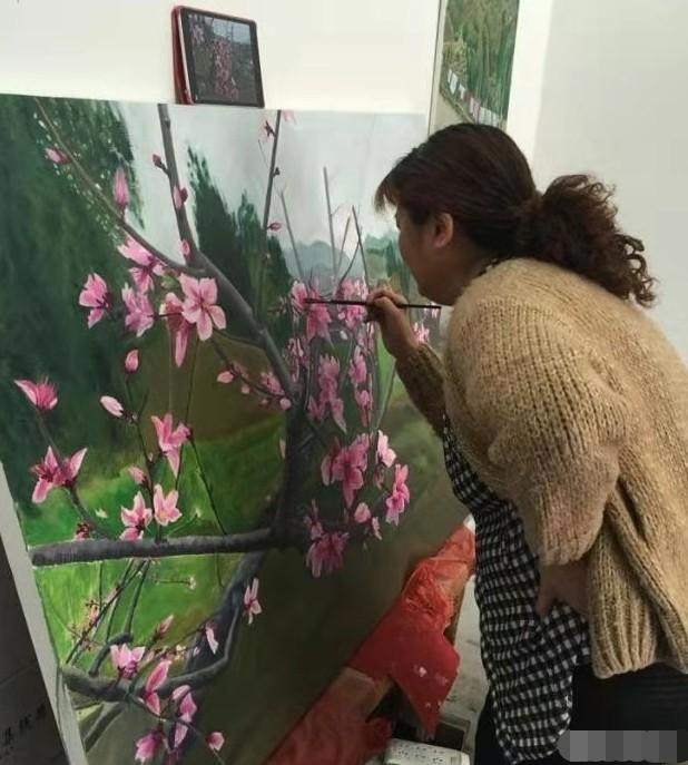 同是画桃花,周春芽一幅卖500万,农妇卖200元,差别在哪