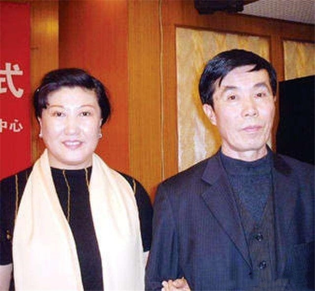 下了一个儿子和女儿,虽然日子不富裕,但是张艳茹守着丈夫和孩子就知足