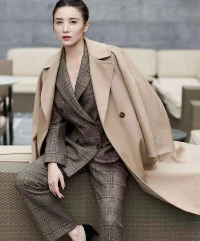 40岁的魅力女人宋佳,完美演绎出了又酷又美又温柔的女人味,太飒了