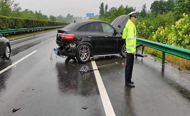 六安这两辆奔驰车很受伤!雨天行车千万要小心啊