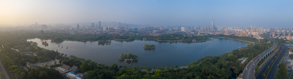 航拍济南大明湖:四面荷花三面柳,一城山色半城湖