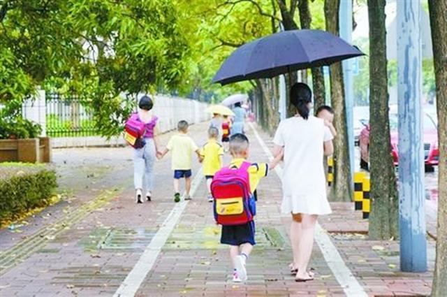 "妈妈,你不要再送我去上学了,"孩子说完,妈妈眼睛都哭