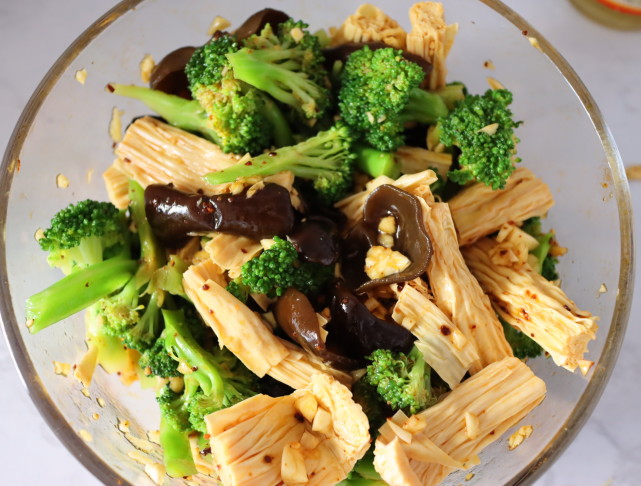 装盘上桌,夏天这道凉菜我家常做,清脆爽口,多吃也不担心长肉.